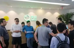 美菜網總部遭包圍，十余名縣域加盟商拉橫幅：還我血汗錢